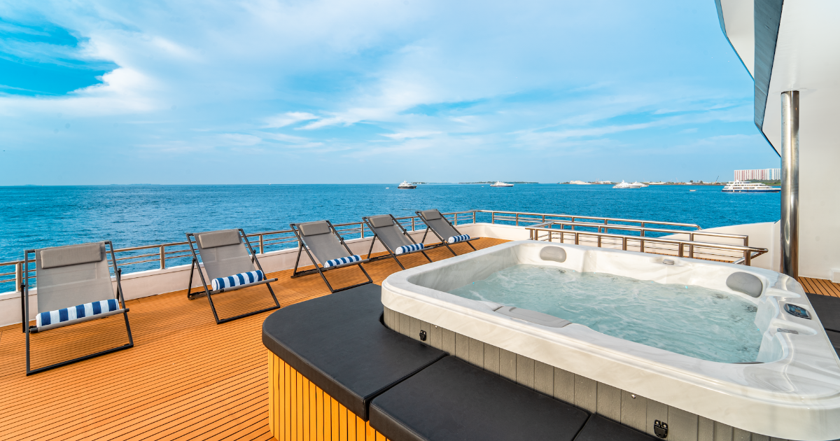3 - Top Deck - Jacuzzi_resized